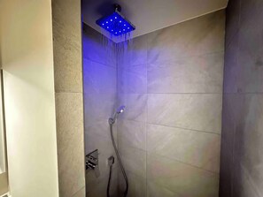 Haartrockner, Handtücher, Seife, Toilettenpapier