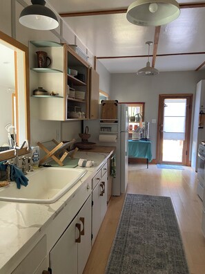 Frigorífic, forn, placa de cuina i cafetera i tetera 