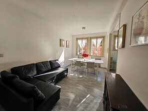 TV - Flat with garden and canal view, in Venice Town Center (San Polo neighborhood!) (Venezia)