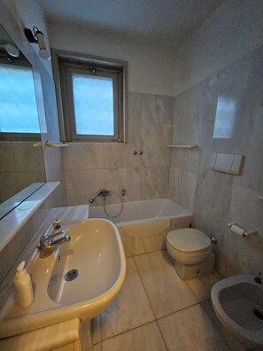 Hair dryer, bidet, towels, soap - Flat with garden and canal view, in Venice Town Center (San Polo neighborhood!) (Venezia)
