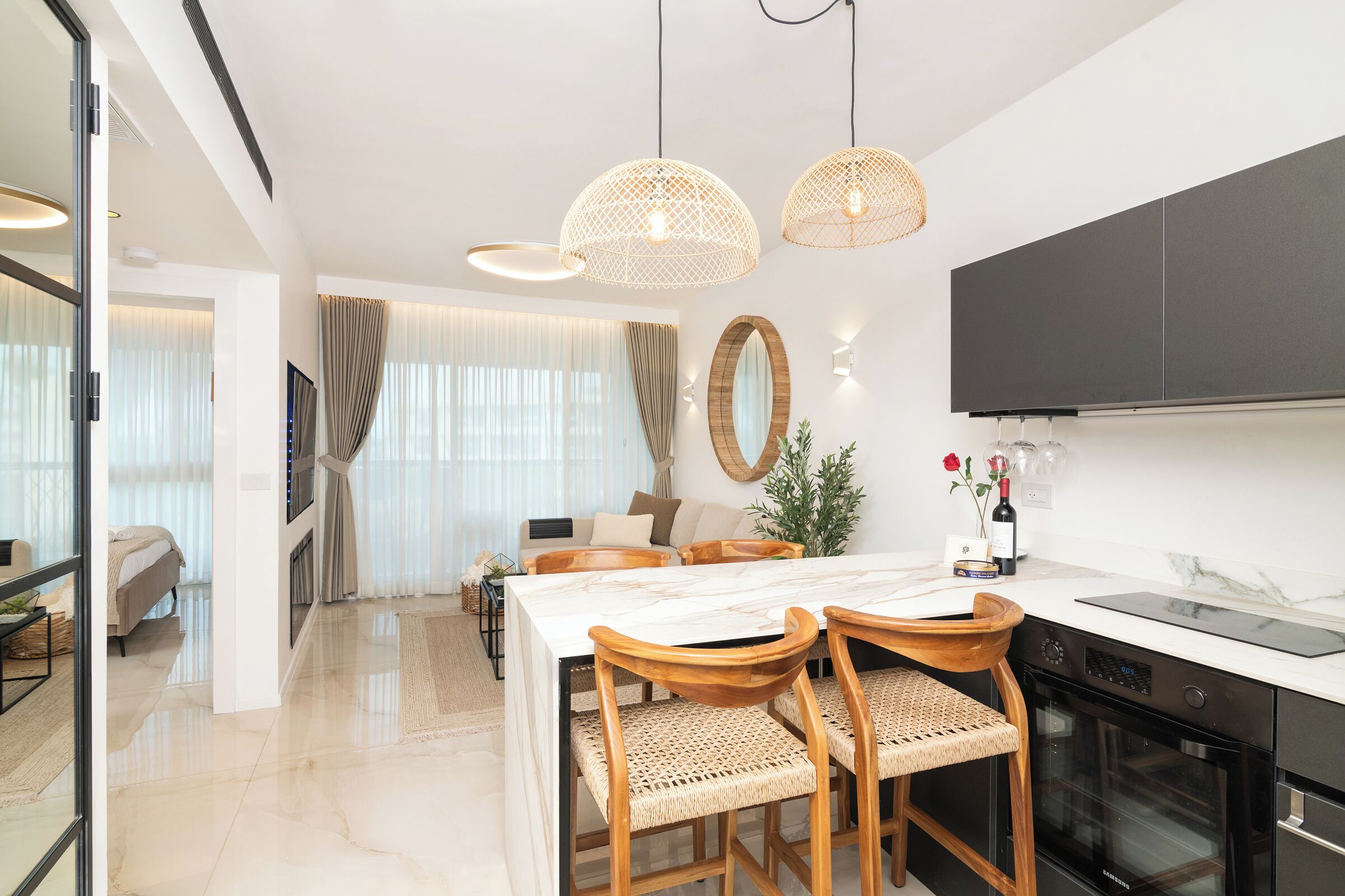 Jääkaappi, mikroaaltouuni, uuni, liesi