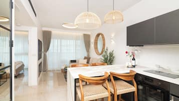 Jääkaappi, mikroaaltouuni, uuni, liesi