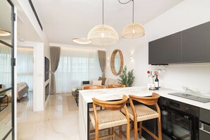 Jääkaappi, mikroaaltouuni, uuni, liesi