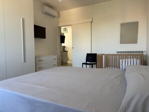 Iron/ironing board, WiFi, bed sheets - HomeInRome Superior apartment with 2 bedrooms and 6 beds (Roma)