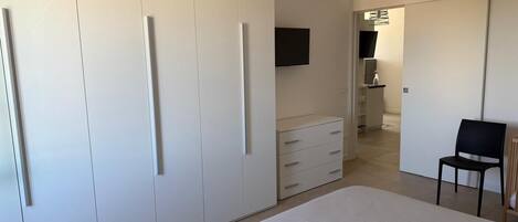 Silitysrauta/-lauta, Wi-Fi, vuodevaatteet