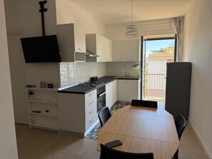 Microwave, oven, stovetop, dishwasher - HomeInRome Superior apartment with 2 bedrooms and 6 beds (Roma)