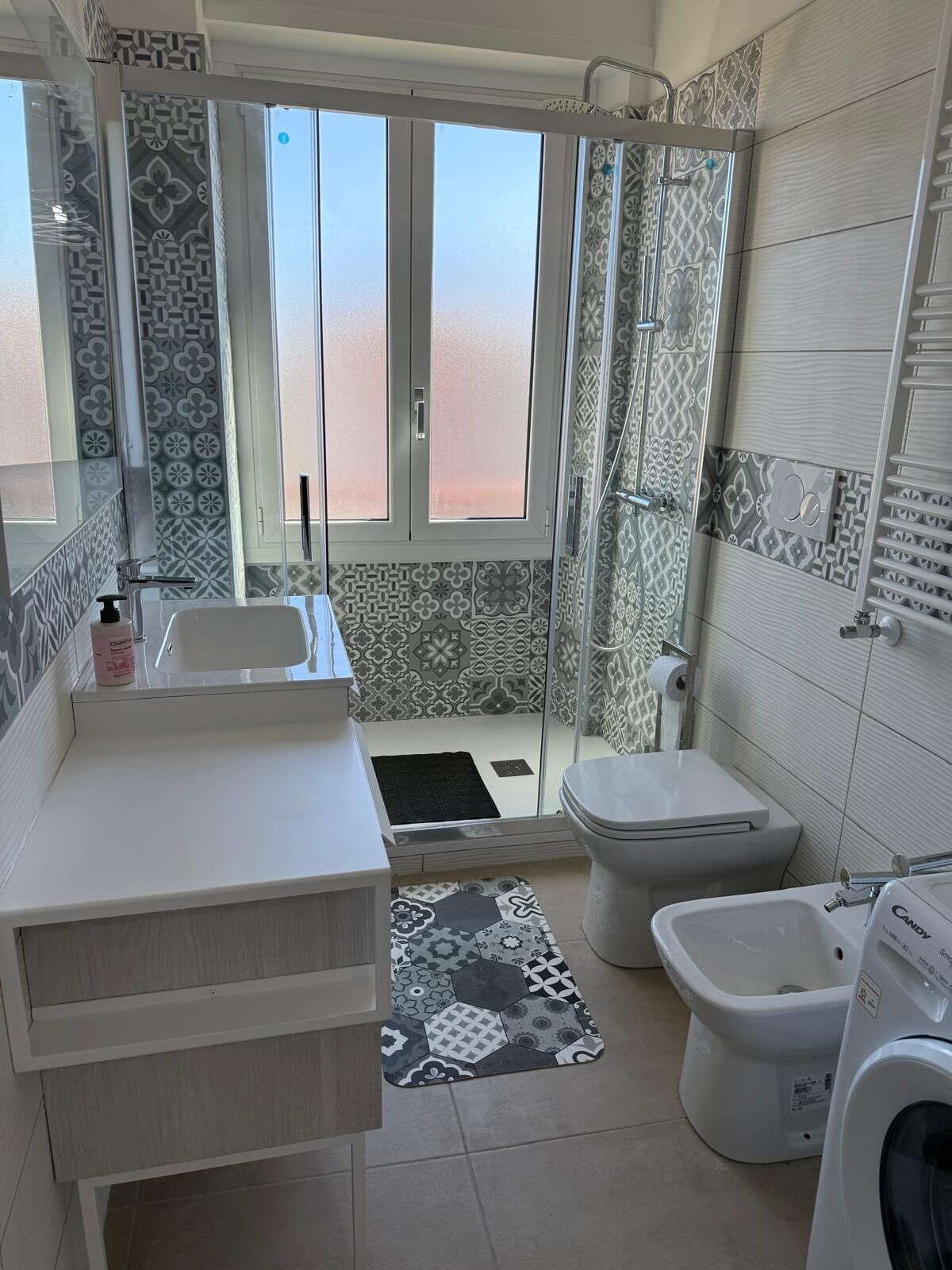 Een douche, een haardroger, een bidet, handdoeken