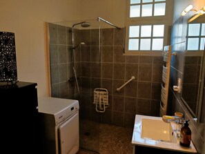 Shower, hair dryer, towels - Villa Simone 200m from the Beach (Les Sables-d´Olonne)