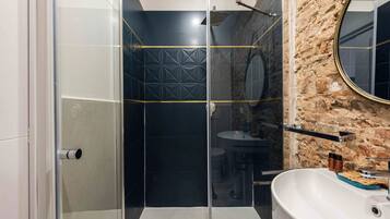 Comfort-Apartment, Stadtblick | Badezimmer | Dusche, Haartrockner, Handtücher, Seife