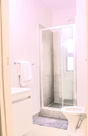 アパートメント ガーデンビュー | バスルーム | タオル、トイレットペーパー