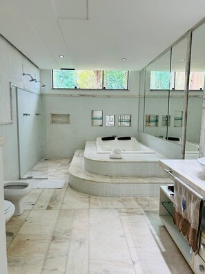 Douche, baignoire à remous, séchoir à cheveux, bidet
