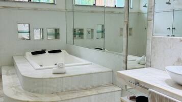 Douche, baignoire à jets, sèche-cheveux, bidet