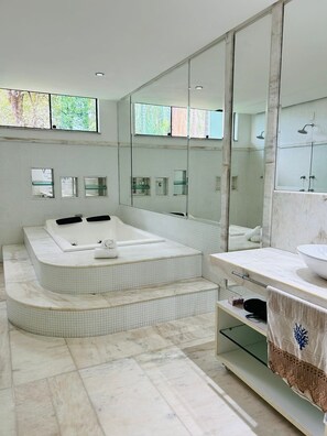Douche, baignoire à remous, séchoir à cheveux, bidet