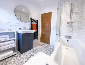 Hair dryer, towels, soap, toilet paper - Juliet, beautiful 1 bedroom, central, private modern space. (Darlington)