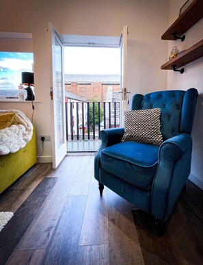 Smart TV - Juliet, beautiful 1 bedroom, central, private modern space. (Darlington)