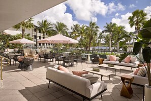 Outdoor dining - 2 Luxe Suites w/ Golf Course Views in Palm Beach Gardens near The Gardens Mall (Palm Beach Gardens)