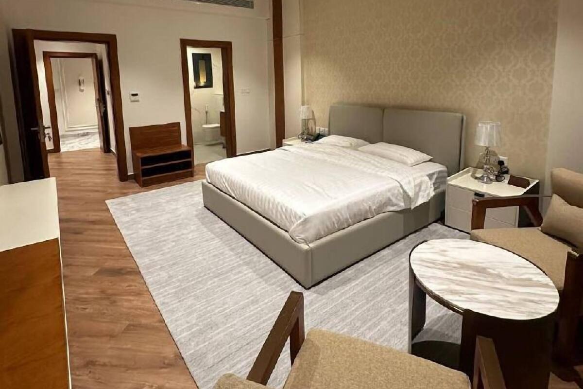 Deluxe Twin Room | In-room safe, iron/ironing board, WiFi (free)