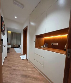 In-room safe, iron/ironing board, free WiFi - Alyas Hotel (Muscat)