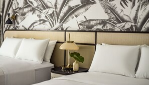 Tabla de planchar con plancha, wifi gratis, ropa de cama