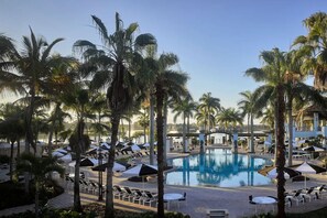 A heated pool - Luxurious Palm Beach Escape Designed for the Ideal Golf Getaway (Palm Beach Gardens)