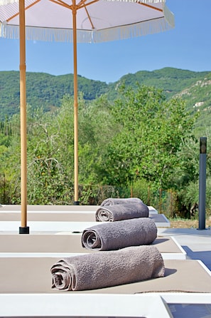 Property grounds - Villa Calma Doukades Sleeps 8 people, large private pool, sunny terraces. (Doukades)