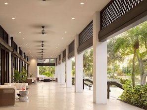 Terrace/patio - Elegant Room Weekend Hideaway Steps from Premier Golf & Beachside Attraction (Palm Beach Gardens)