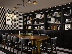 Dining - Elegant Room Weekend Hideaway Steps from Premier Golf & Beachside Attraction (Palm Beach Gardens)