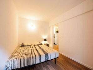 1 chambre, fer et planche à repasser, accès au Wi-Fi (inclus)