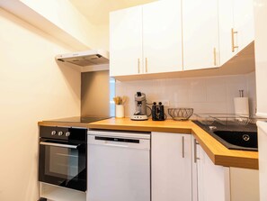 Réfrigérateur, four à micro-ondes, un four, surface de cuisson