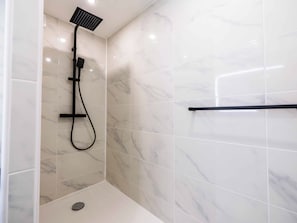 Douche, sèche-cheveux, serviettes fournies, shampoing