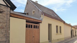 Un bâtiment doté d’une porte en bois, d’une petite fenêtre et d’une porte d’entrée.