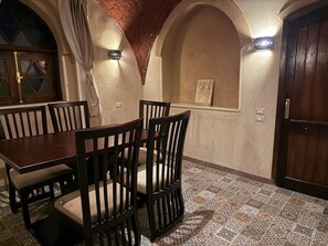 Deluxe-Suite, Balkon, Gartenblick | Wohnbereich