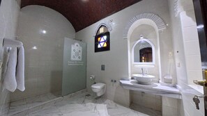 Separate bathtub and shower, towels, soap, shampoo - Saray El Omda Wellness Retreat Village (Luxor)