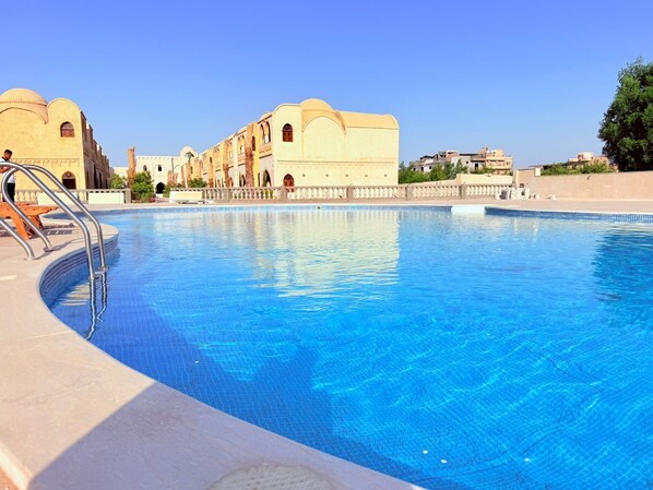 Außenpool, Sonnenschirme, Liegestühle