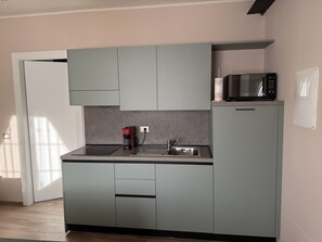 Jääkaappi, mikroaaltouuni, liesi, kahvin-/teenkeitin