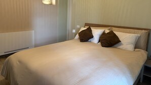 1 室のベッドルーム、アイロン / アイロン台、WiFi (無料)、ベッドシーツ