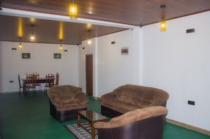 Interior - peaceful cozy chalet with mountain view (Rambukkana)