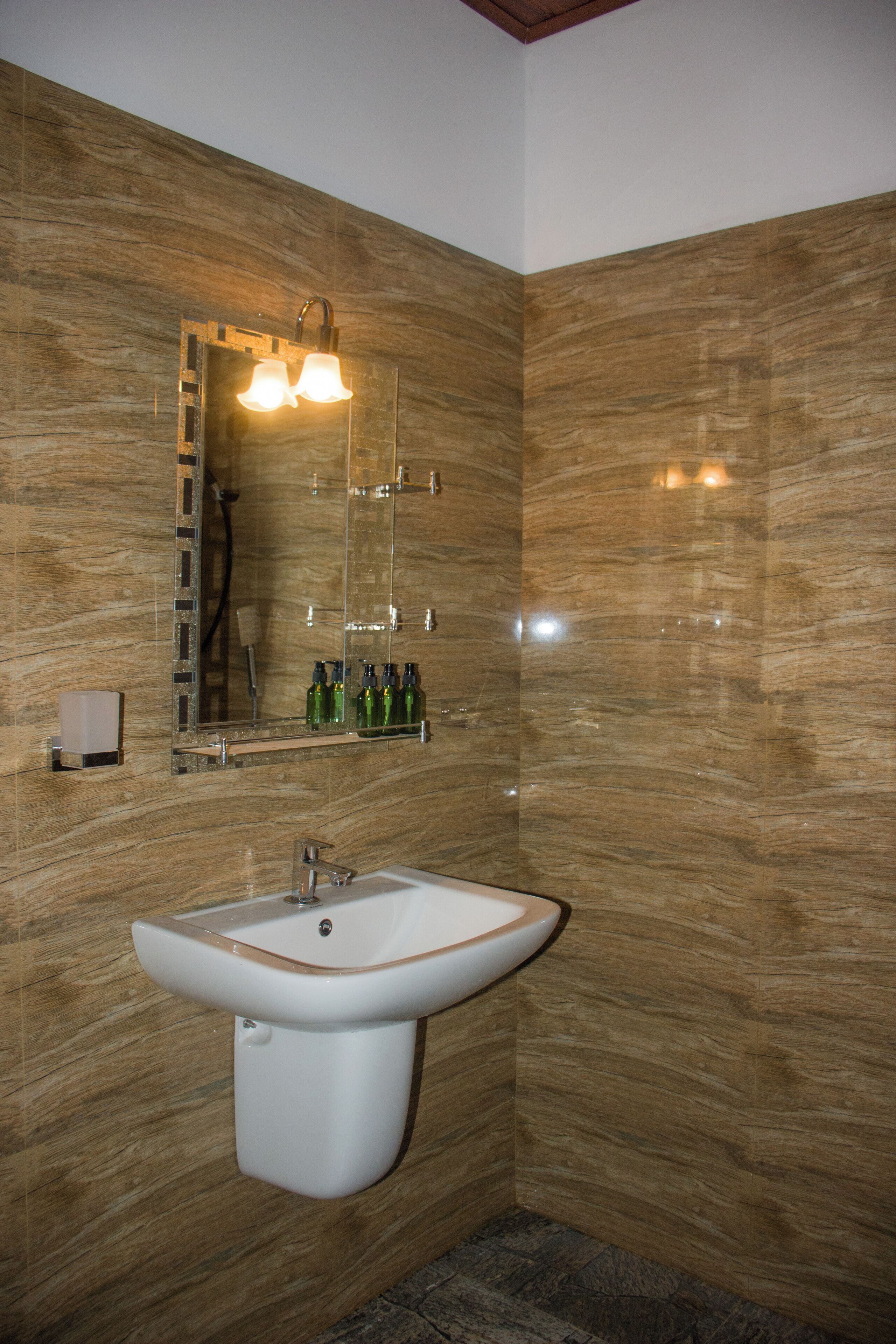 Asciugacapelli, bidet, asciugamani, sapone