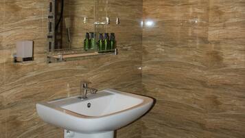 Asciugacapelli, bidet, asciugamani, sapone