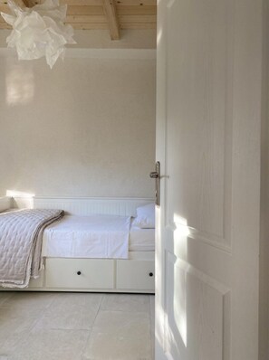 Cottage | 2 bedrooms, individually furnished, iron/ironing board, bed sheets