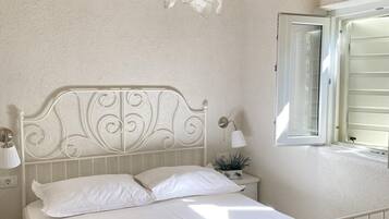 Cottage | 2 bedrooms, individually furnished, iron/ironing board, bed sheets