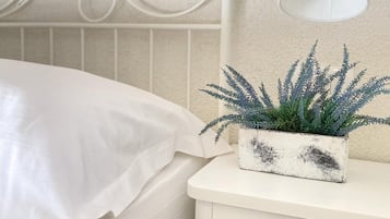 Cottage | 2 bedrooms, individually furnished, iron/ironing board, bed sheets