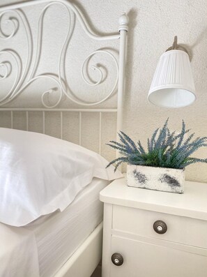 Cottage | 2 bedrooms, individually furnished, iron/ironing board, bed sheets