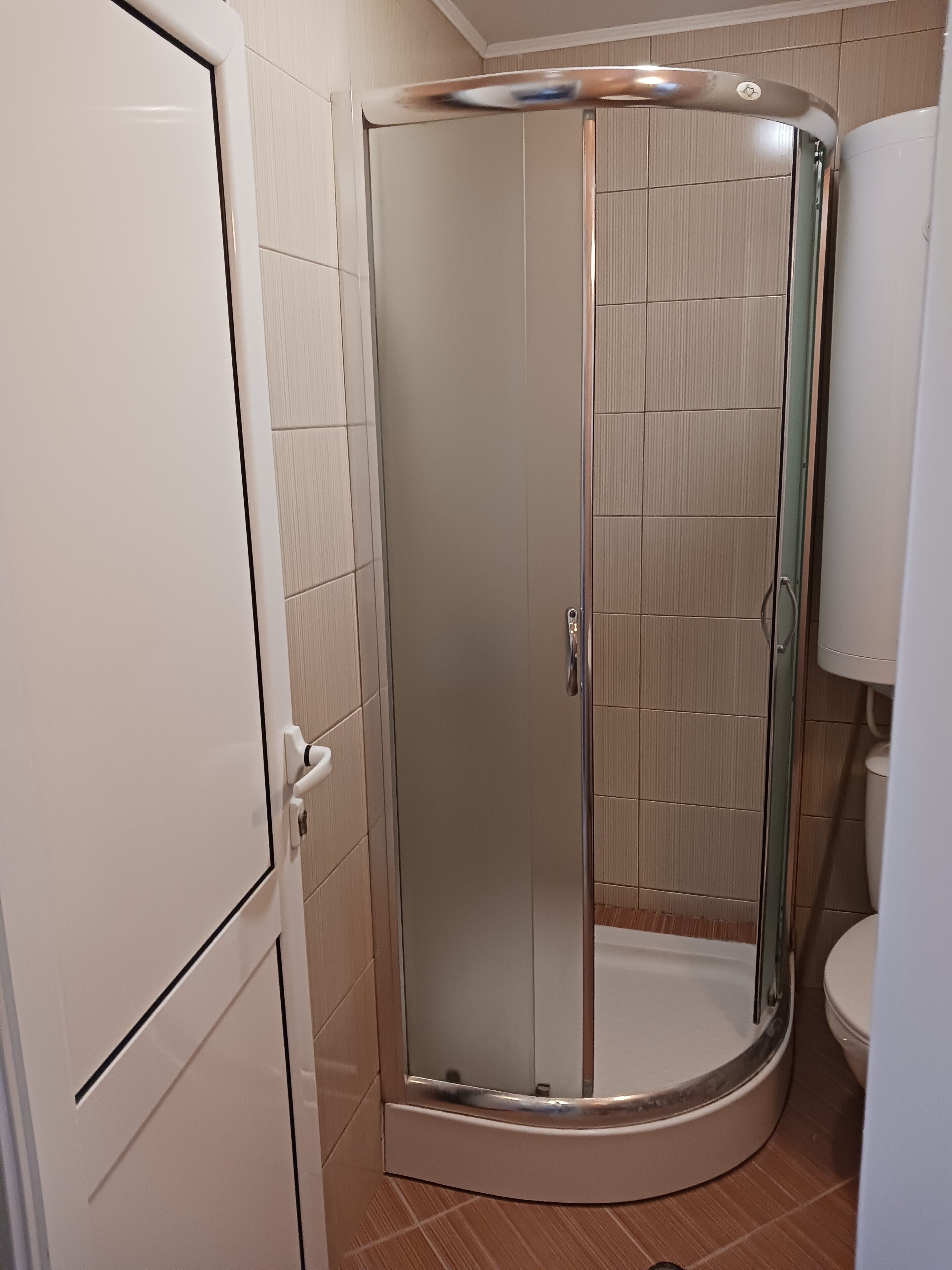 Een douche, handdoeken, toiletpapier