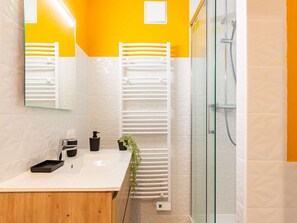 Bathroom - Renovated studio for 4 in Saint Lary Pla d'Adet with WIFI (Saint-Lary-Soulan)