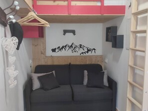 TV - Studio for 4 near cable car and city center (Cauterets)