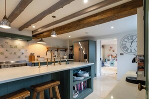 Private kitchen - Stunning 6 BB Cottage & Annexe  (Little Milton)
