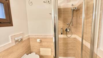 Douche, sĂšche-cheveux, bidet, serviettes fournies