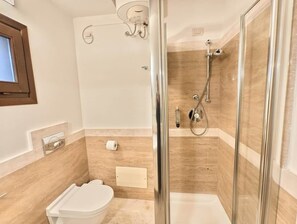 Douche, sèche-cheveux, bidet, serviettes fournies