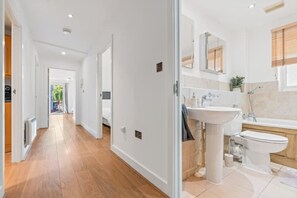 Shower, hair dryer, towels, soap - Luxury 2BR Apartment w/Balcony views + Parking (Birmingham)